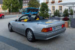 Ein silberner Mercedes-Benz SL ist bei der ADAC Deutschland Klassik 2025 in Schwetzingen schr�g von hinten zu sehen.