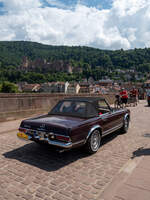 Ein Mercedes-Benz 230 SL ist w�hrend der ADAC Deutschland Klassik 2025 auf der Alten Br�cke in Heidelberg zu sehen.