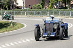 Ein blauer MG Q-Type von 1938 f�hrt schr�g von vorn auf der Strecke beim Solitude Revival.