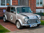 Ein Rover Mini Cooper 40th Anniversary steht in Eckernf�rde vor einem Geb�ude und ist schr�g von vorn zu sehen.