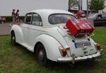 Ein wei�er Morris Minor 1000 von 1970 ist schr�g von hinten bei einem Autotreffen zu sehen.
