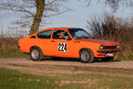 Ein orangefarbener Opel Kadett GTE in Wettbewerbsausf�hrung f�hrt bei der f�nften Sonderpr�fung der 18. ADAC Stormarn Classic in Zarpen, Schleswig-Holstein, schr�g von vorn durchs Bild. Die Aufnahme stammt vom 5. April 2025.