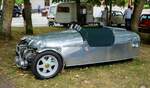 Ein silberner Pembleton Grasshopper Supersports ist bei einem Treffen schr�g von vorn zu sehen.