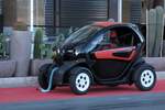 Ein Renault Twizy steht schr�g von vorn auf einer Ausstellungsfl�che vor einem Geb�ude.