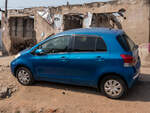 Ein Toyota Vitz der Generation XP90, f�r Rechtslenkung umgebaut, in Greater Accra.