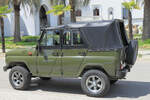 Ein olivgr�ner UAZ 469 steht schr�g von vorn auf einer Stra�e in Suchumi, Abchasien.
