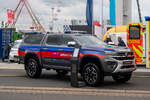Ein Volkswagen Amarok der Bergrettung ist auf der IAA Transportation 2024 in Hannover schr�g von vorn zu sehen.