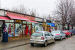 Ein Volkswagen Polo ist von hinten schr�g auf der Stra�e am Basar in Pristina zu sehen. Die Aufnahme stammt vom 25. Februar 2013.