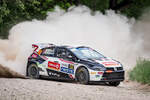 Ein Volkswagen Polo GTI R5 f�hrt bei der Rallye Liep?ja 2019 schr�g von vorn �ber die Strecke und wirbelt dabei Staub auf.