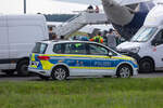 Ein Volkswagen Touran II der Polizei Brandenburg ist auf der ILA Berlin Air Show 2024 schr�g von vorn zu sehen.