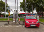 Ein roter Volkswagen up! steht von vorn an einer CNG-Tankstelle in Siegburg.